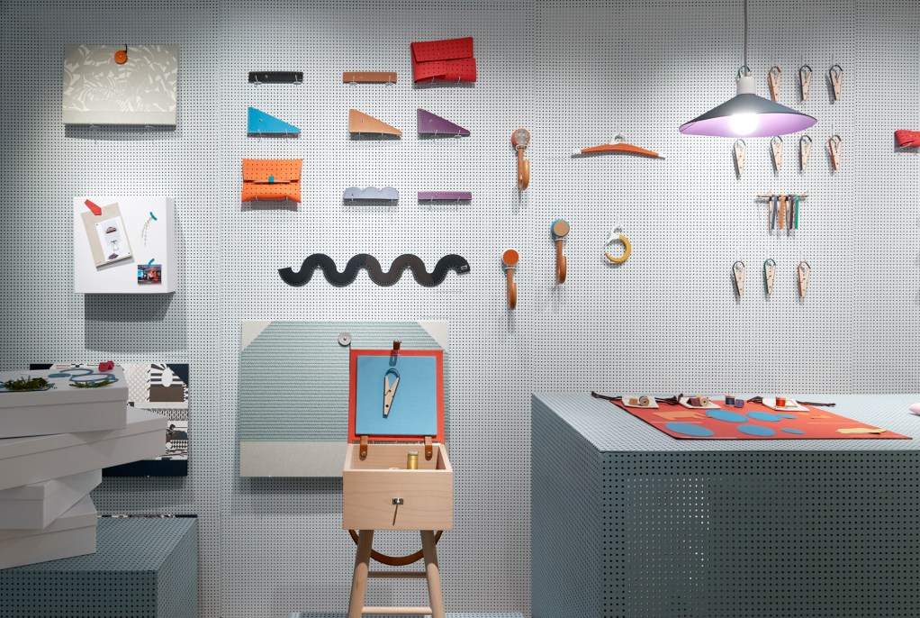 Petit h 丝绸流动雕塑