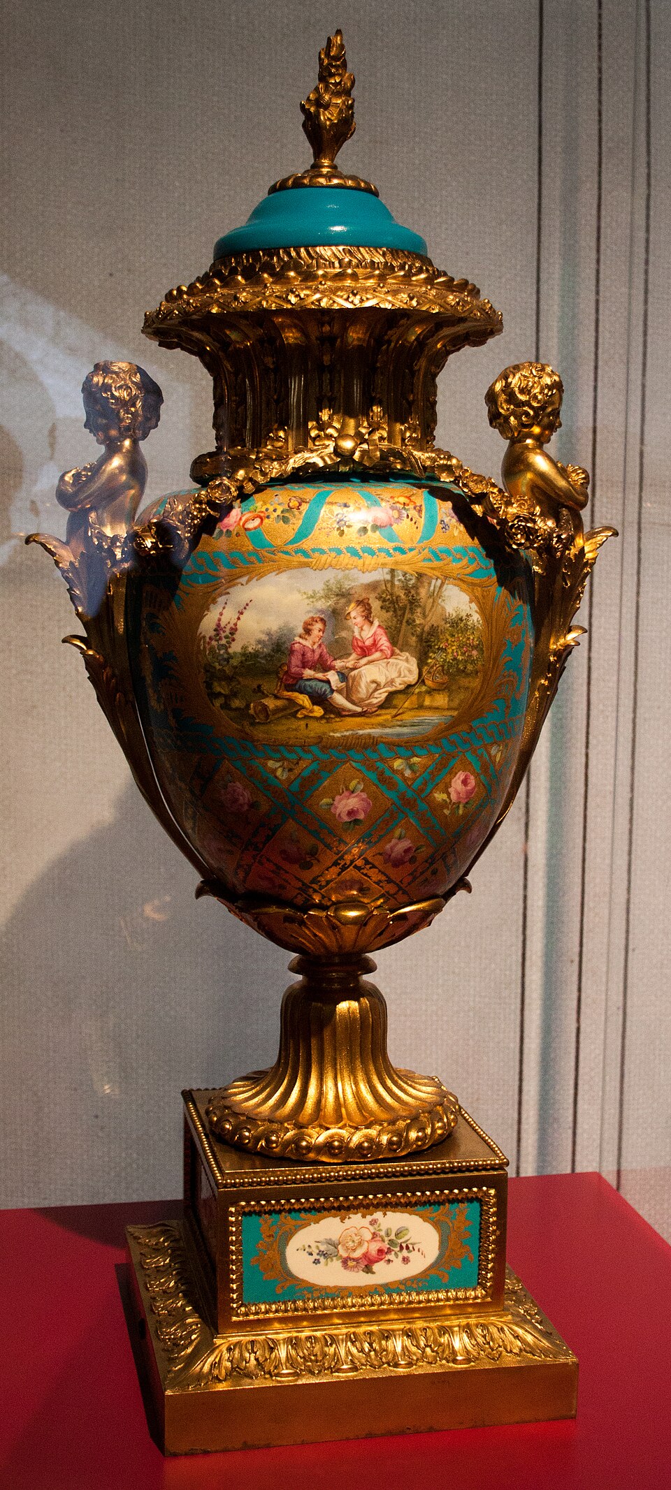 Sèvres 镀金铜饰彩绘花瓶